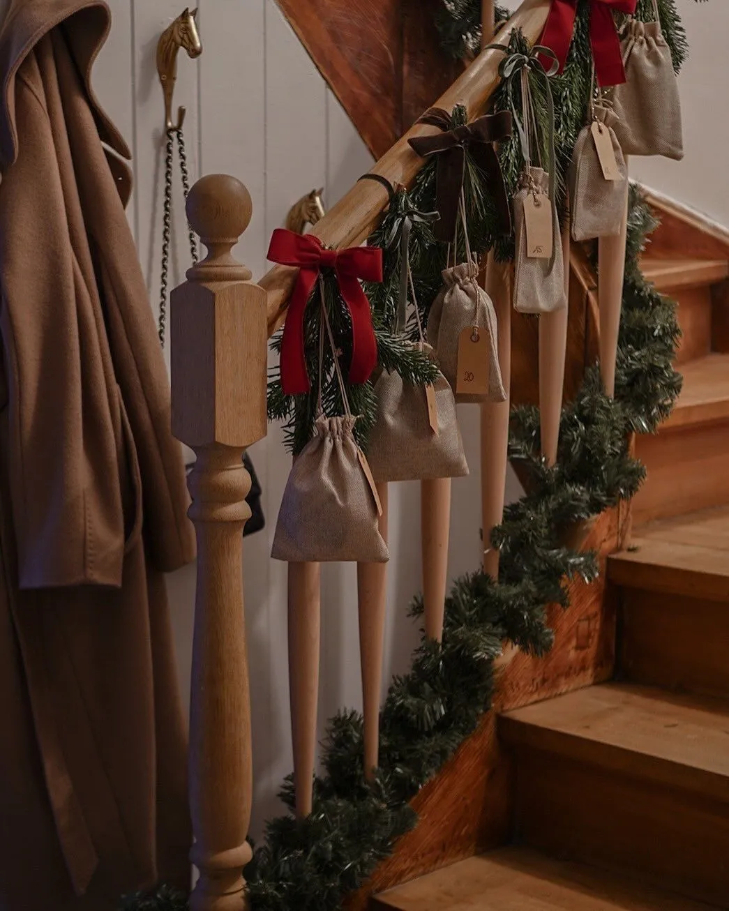 25 Christmas Staircase Decoration Ideas for a Festive Home