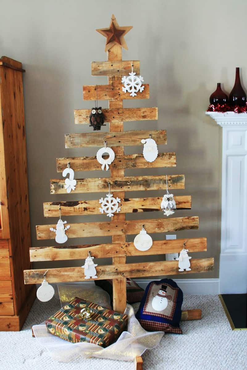 25 Ideas of How to Make a Wood Pallet Christmas Tree