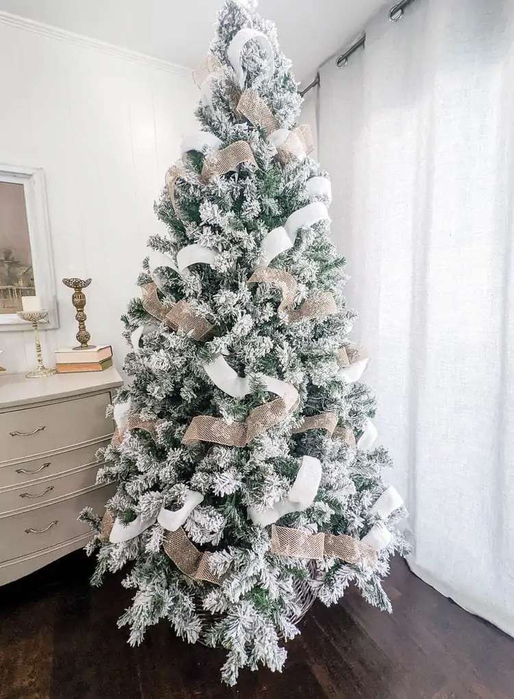 27 Flocked Christmas Tree Decorating Ideas That Will Charm You