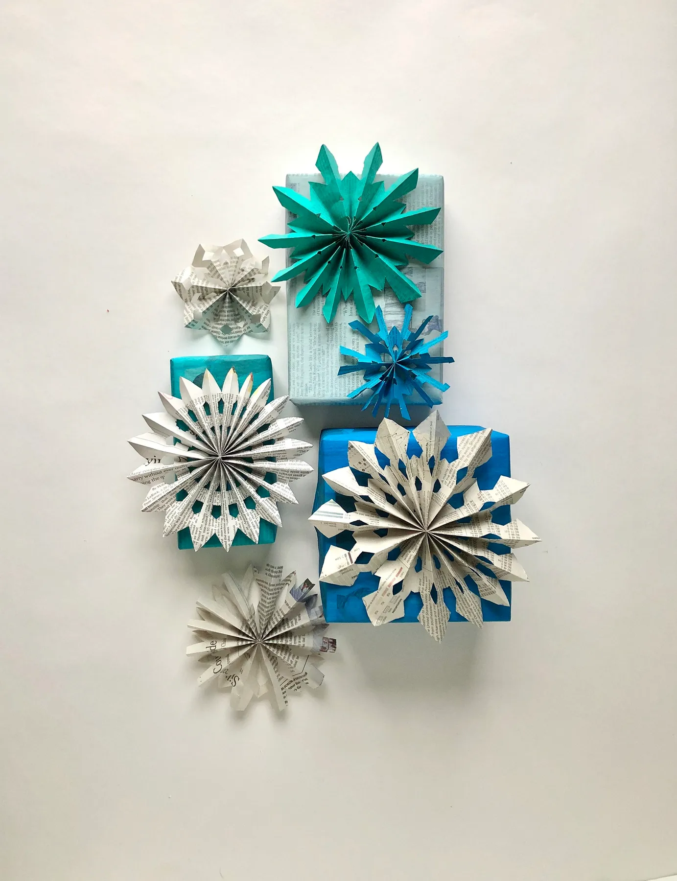 3 Easy DIY Recycled Newspaper Gift Toppers! — super make it