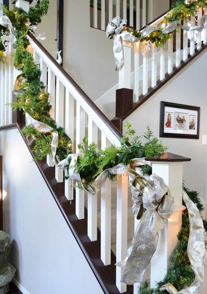 30 Beautiful Christmas Decorations That Turn Your Staircase into a Fairy tale