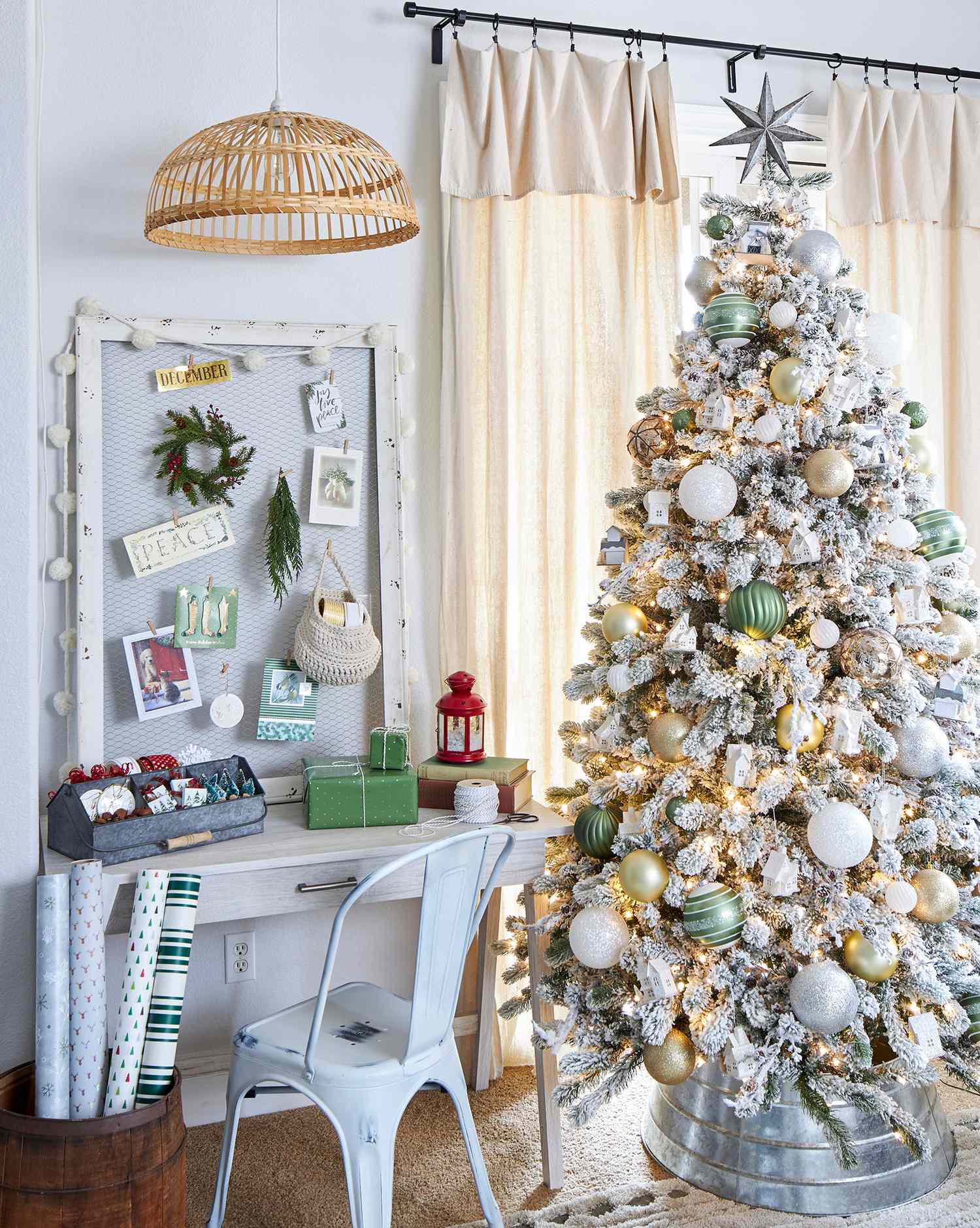 31 Stunning Ways to Decorate a White Christmas Tree
