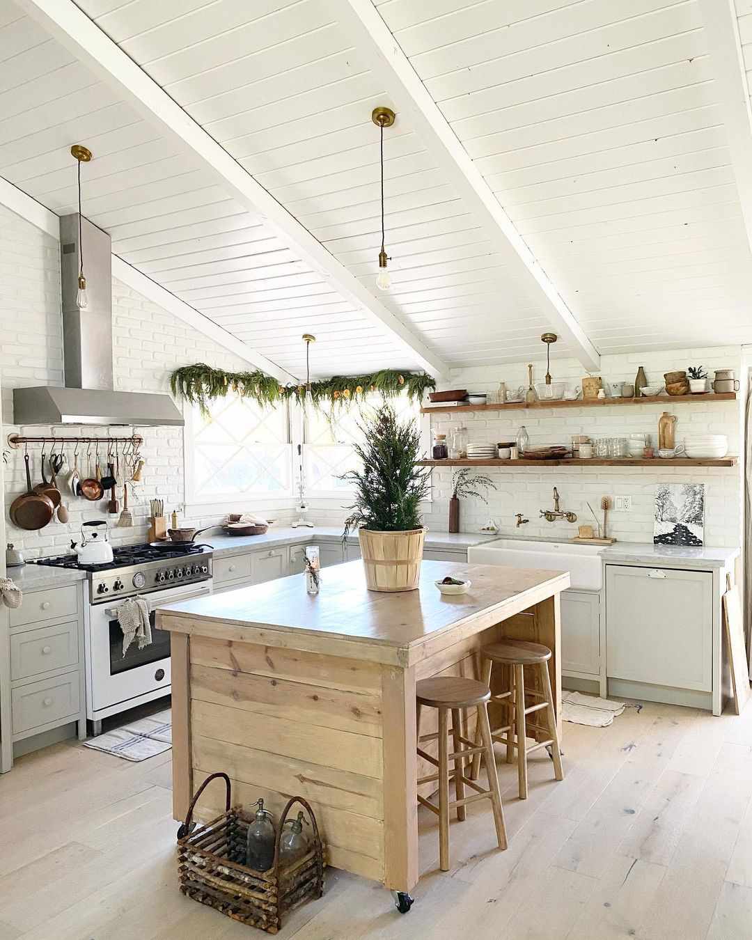 38 Christmas Kitchen Decor Ideas For Extra Holiday Cheer While Cooking