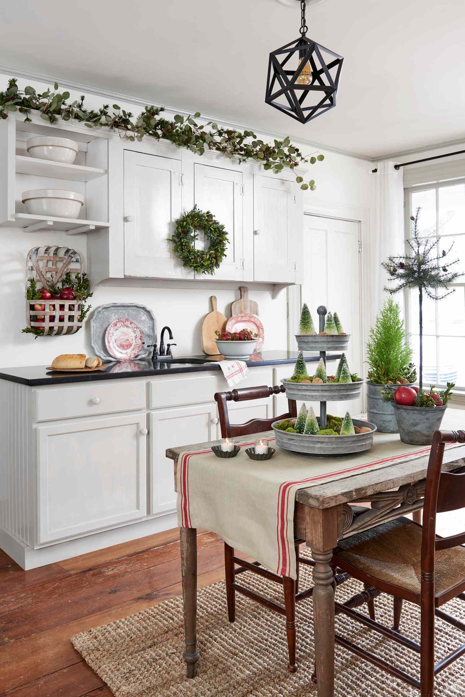 38 Cozy Christmas Decorating Ideas for the Kitchen