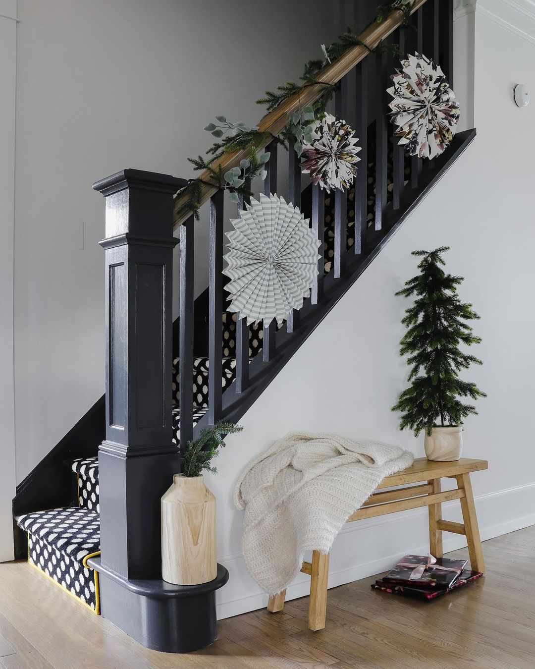 40 Beautiful Staircase Decorations For Christmas