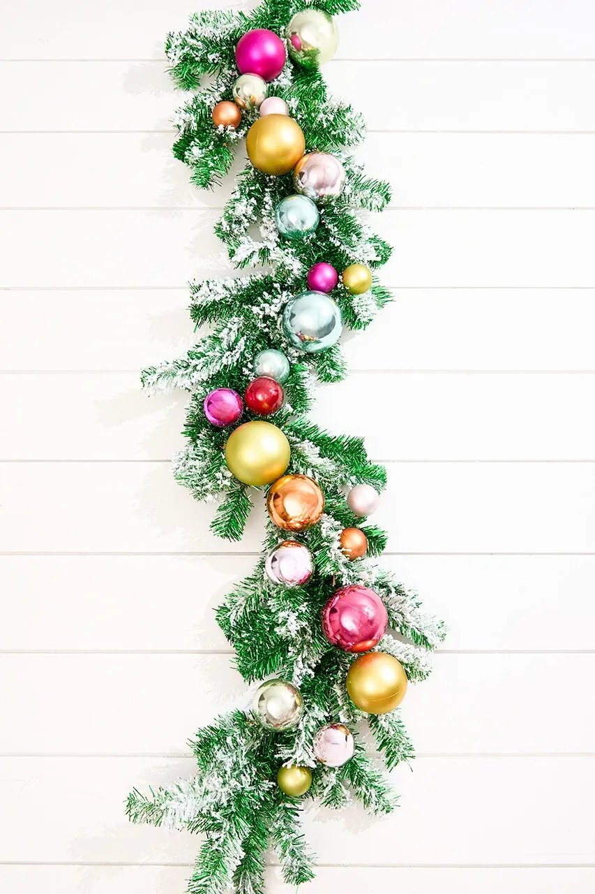 48' Snow Glitter Ball Retro Garland - Decorator's Warehouse