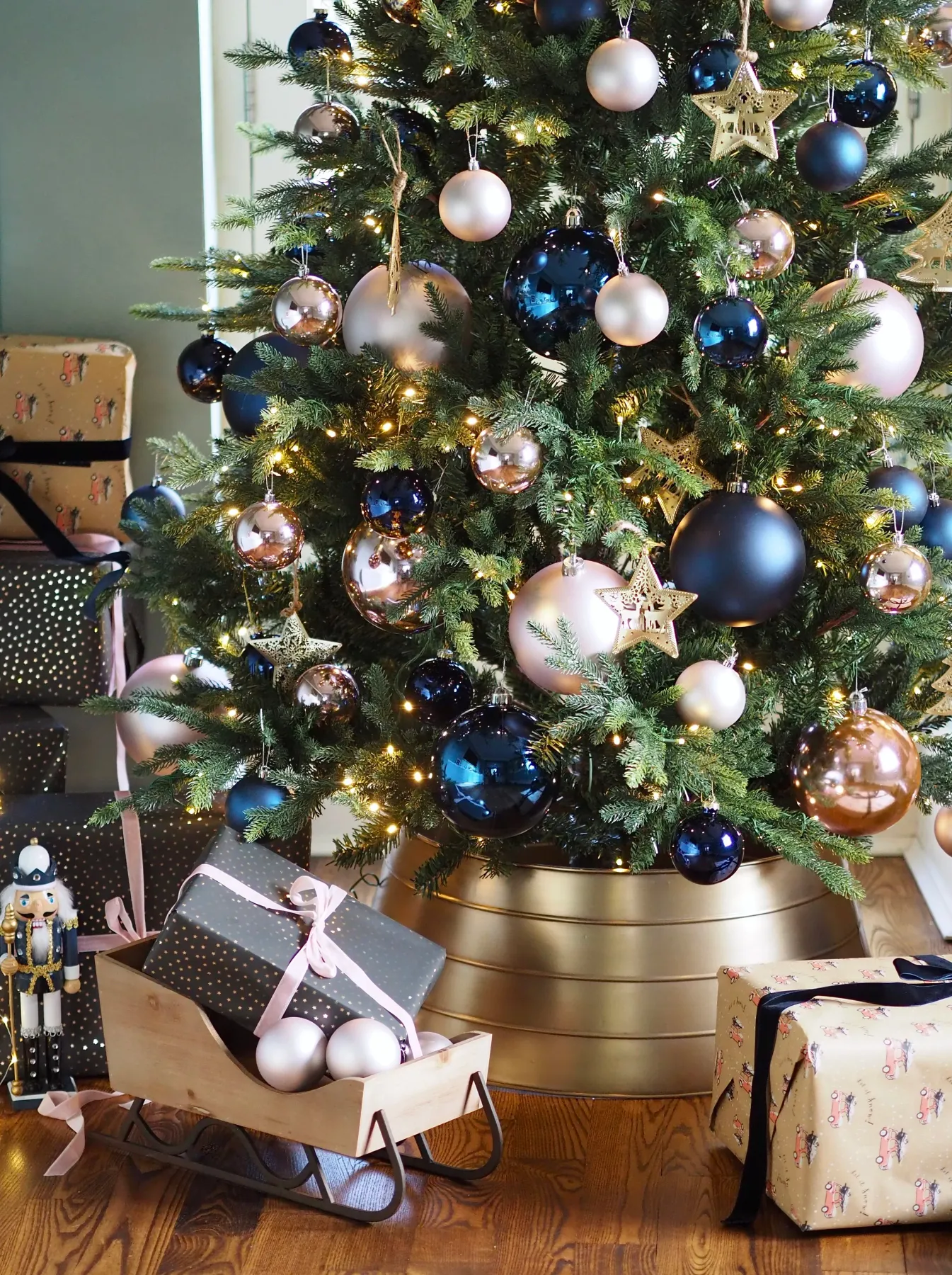 5 Tips On How To Decorate A Christmas Tree Like A Pro — MELANIE LISSACK INTERIORS