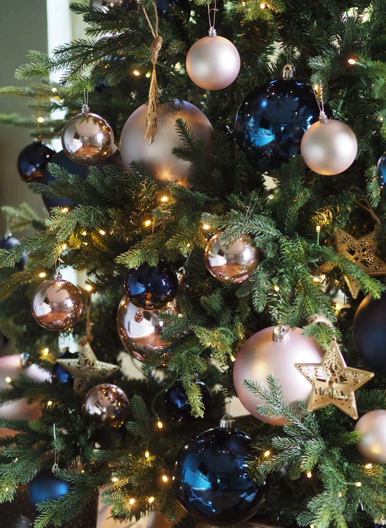 5 Tips On How To Decorate A Christmas Tree Like A Pro — MELANIE LISSACK INTERIORS