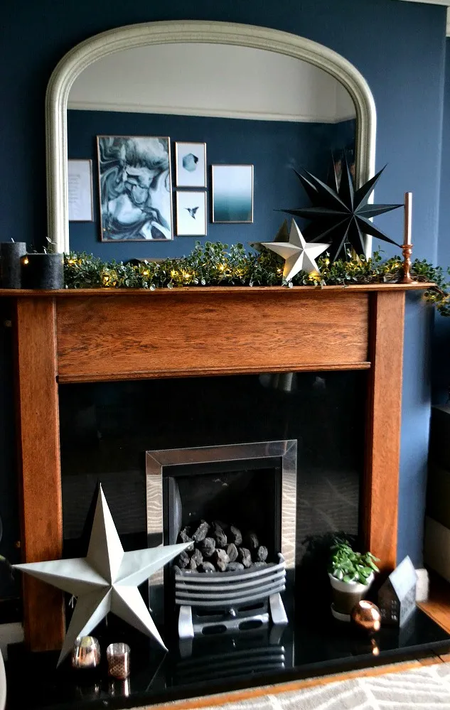 7 Easy Decor Ideas To Style A Christmas Fireplace, Mantel Or Shelf -  Tidylife