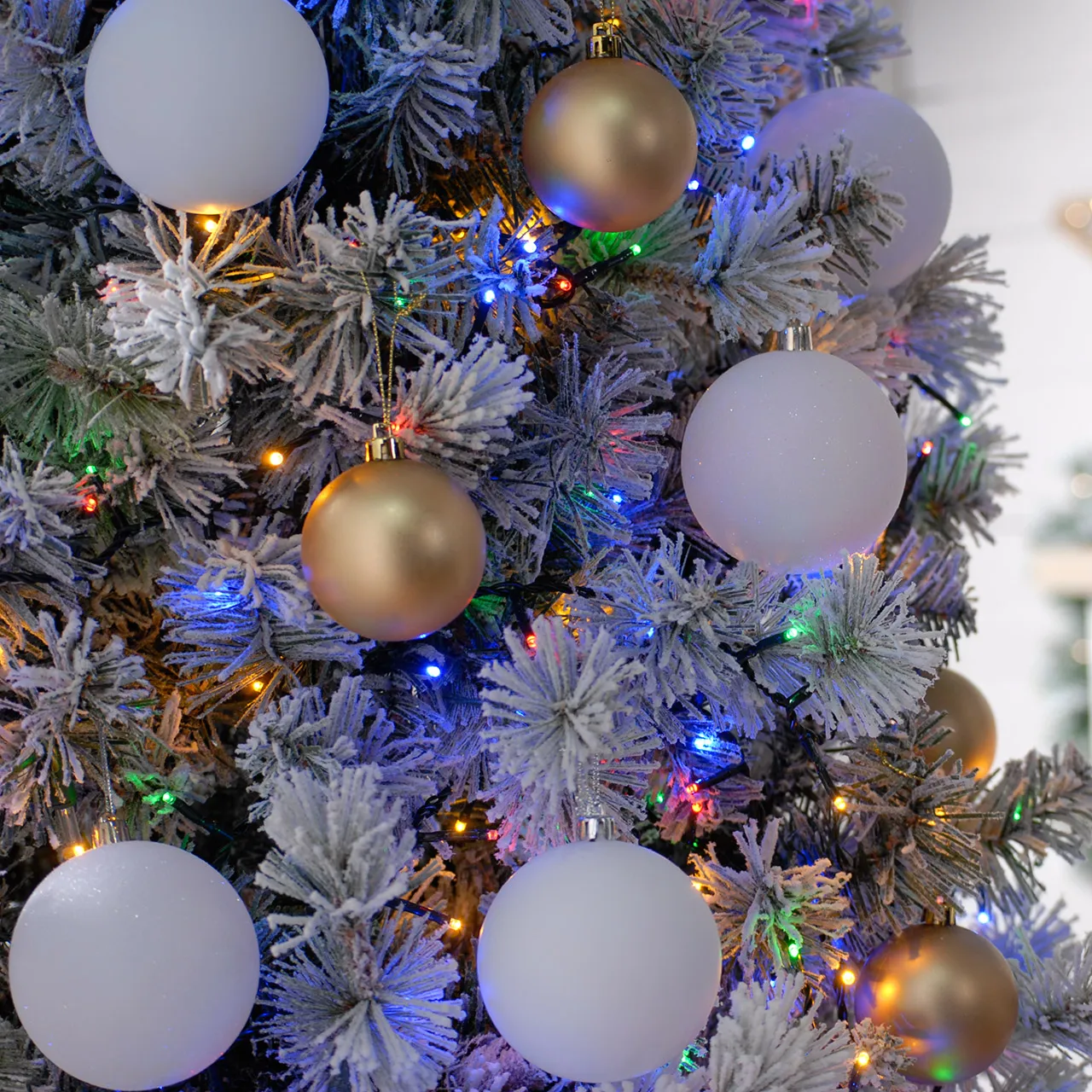 7 On-Trend Themes for Your Christmas Tree Lights | Lightbulbs Direct
