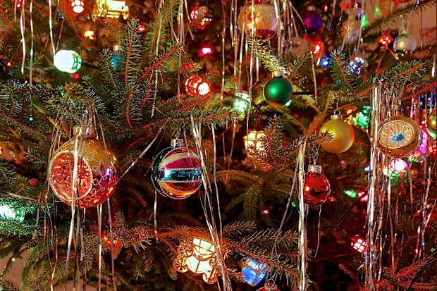 90s Christmas decor: Nostalgic '90s Christmas is back - here's how to nail it this year | Nine.com.au