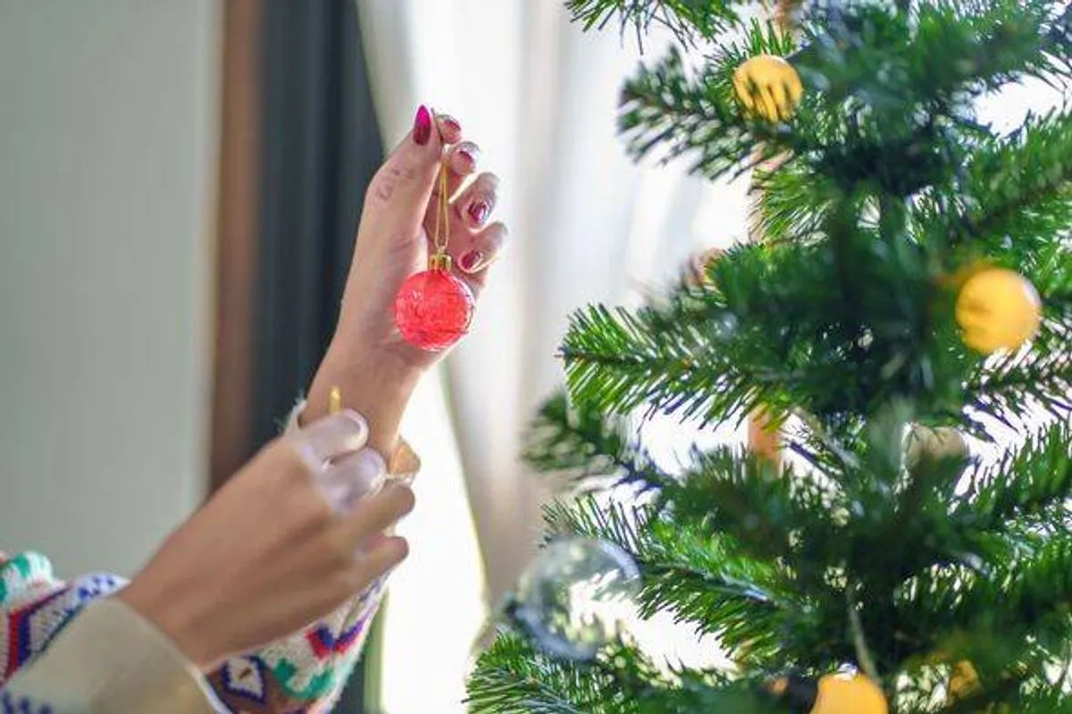 90s-inspired 'tacky' Christmas trees make a festive comeback, delighting nostalgic fans | Cornwall Live - Cornwall Live