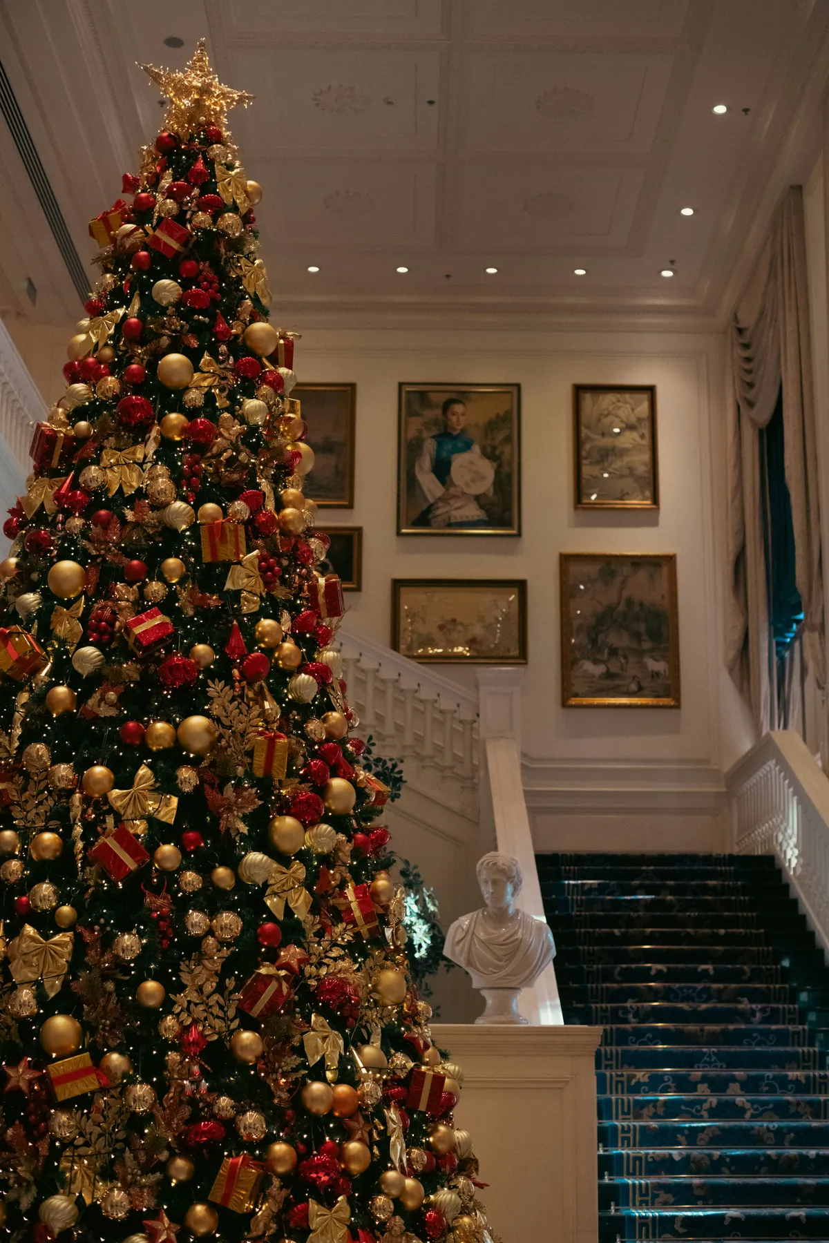 A beautifully decorated christmas tree in a grand hall - Free Photo on Unsplash