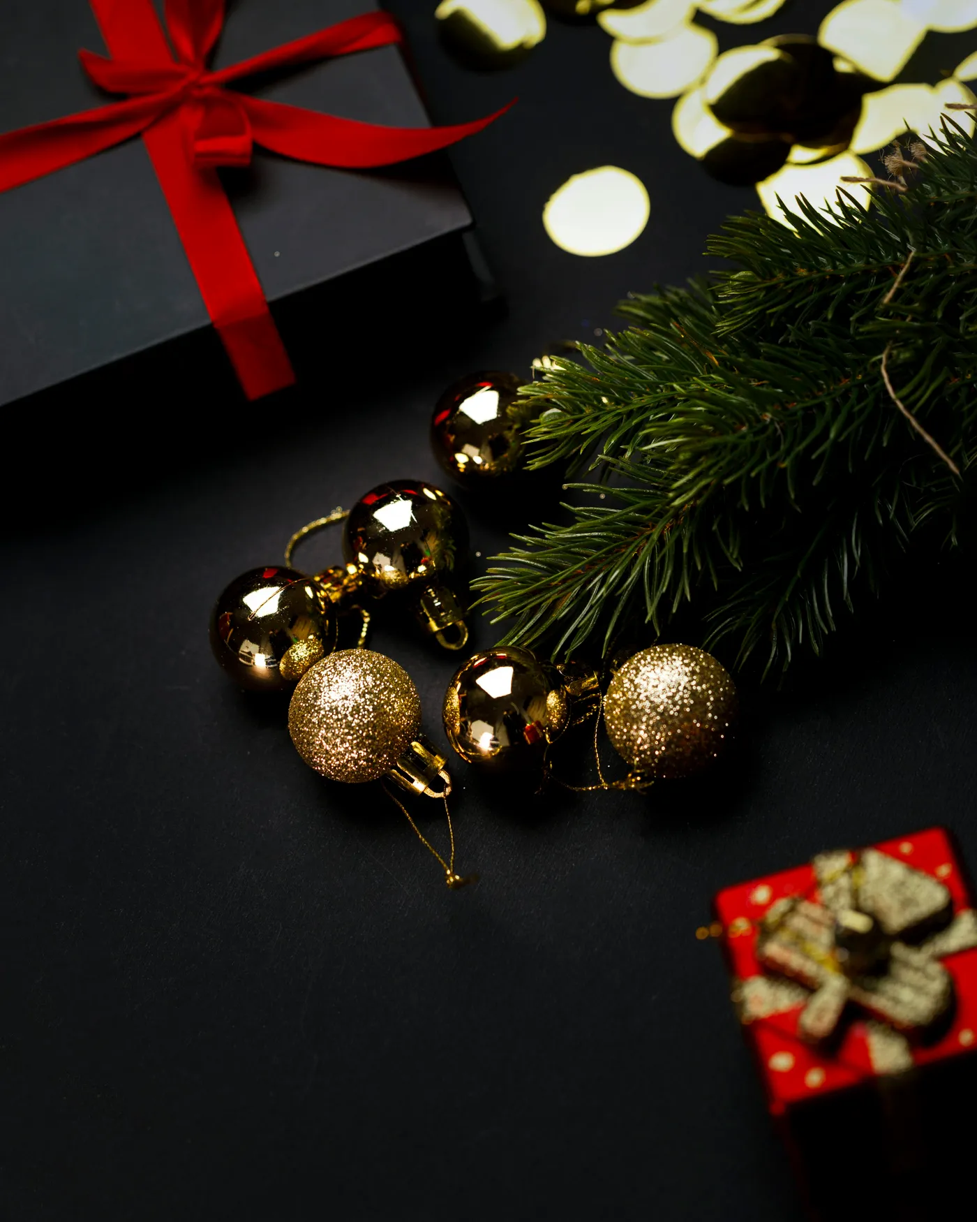 A christmas tree with presents and a red bow - Free Photo on Unsplash