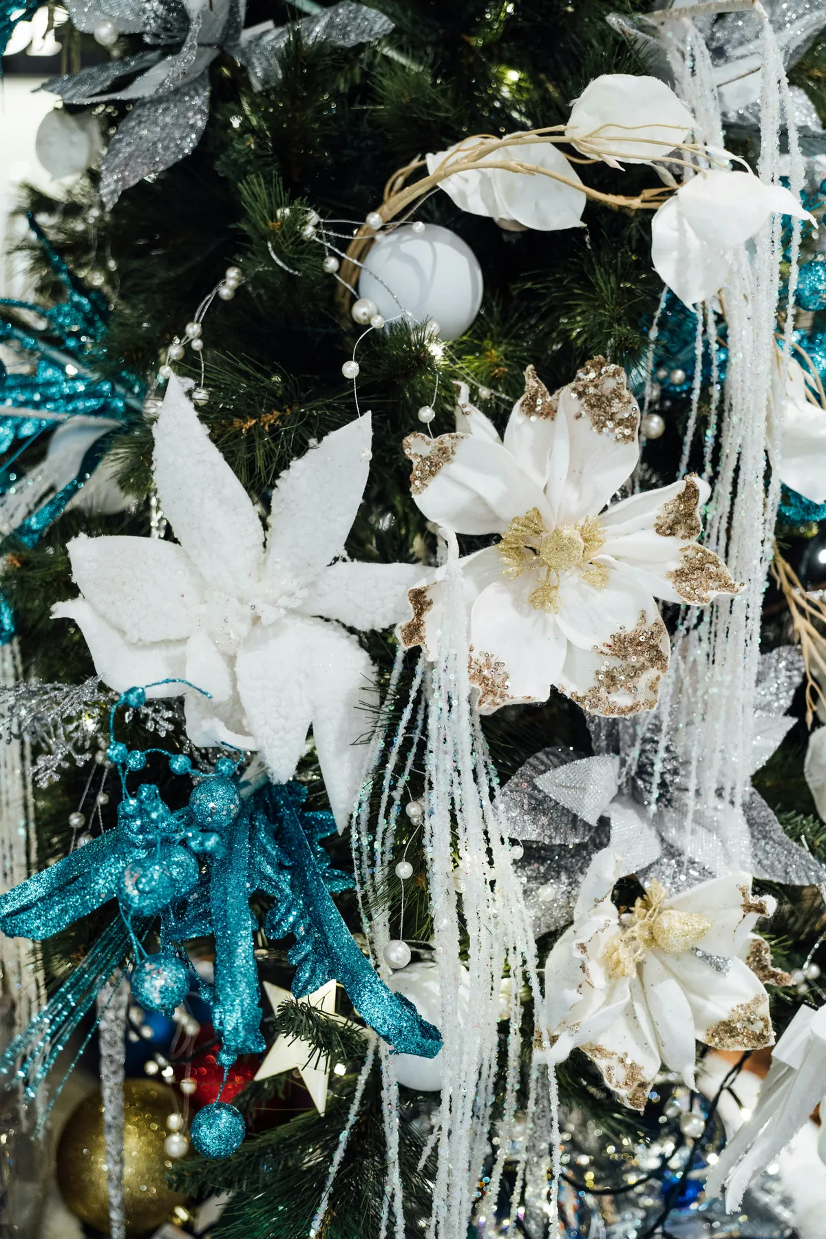 A christmas tree with white and blue decorations - Free Photo on Unsplash