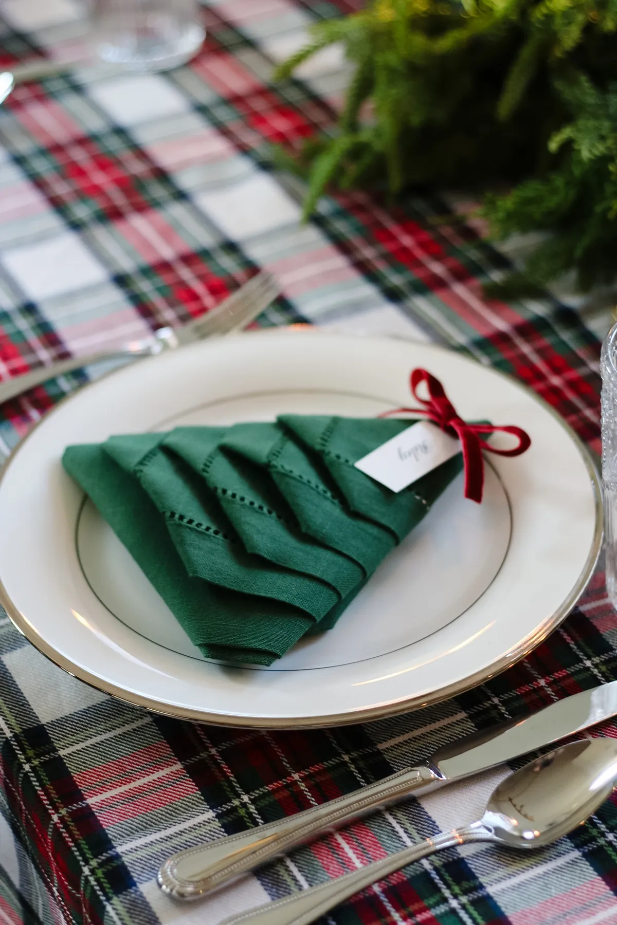 A Classic Christmas Table - A Thoughtful Place