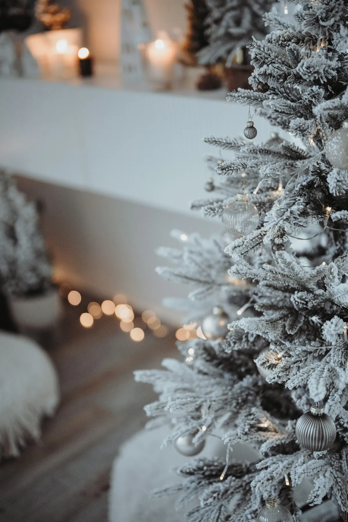A decorated christmas tree in a living room - Free Photo on Unsplash