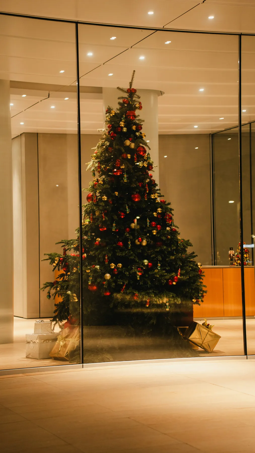 A large decorated christmas tree in a lobby - Free Photo on Unsplash