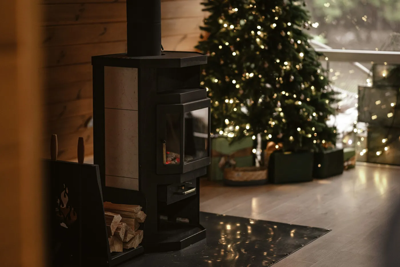 A living room filled with furniture and a christmas tree - Free Photo on Unsplash