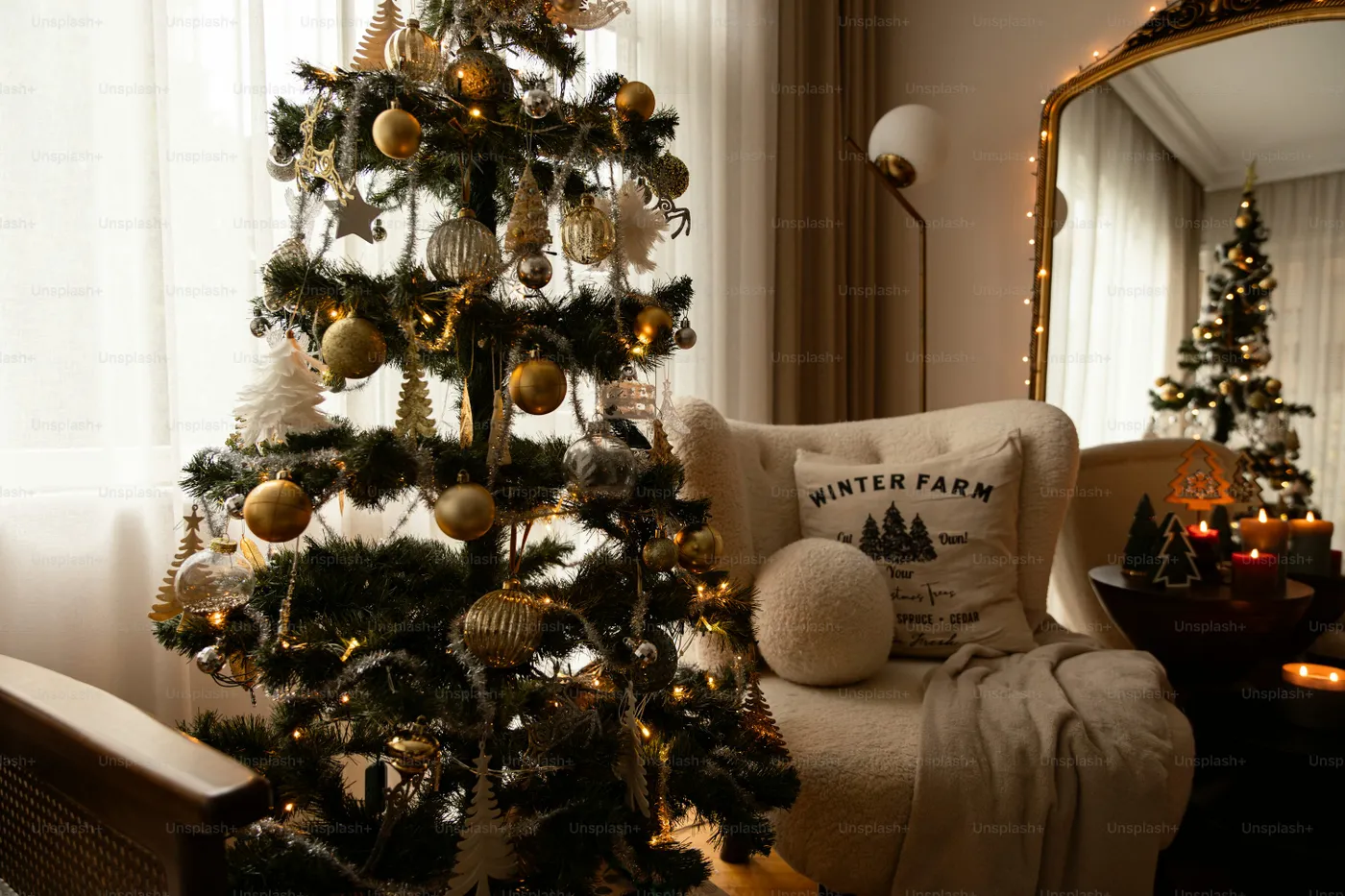 A living room with a christmas tree in the corner - Photo on Unsplash+