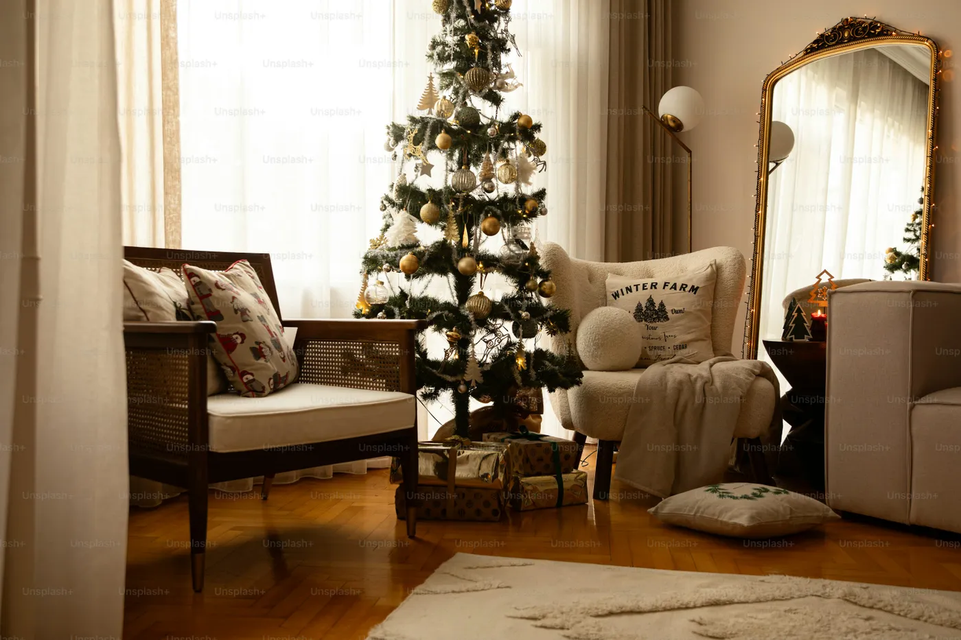 A living room with a christmas tree in the corner - Photo on Unsplash+
