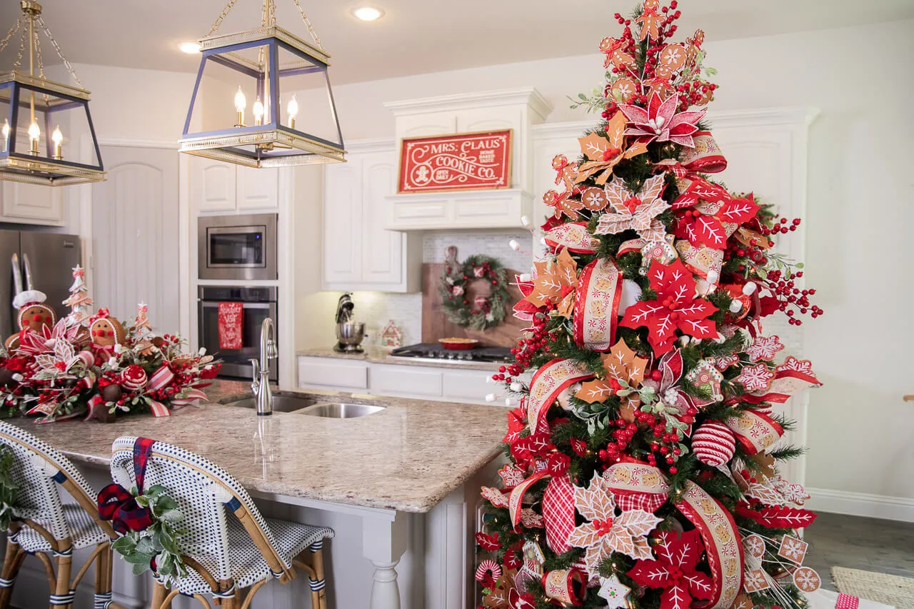 A Stunning Red and White Christmas Tree - Decorator's Warehouse