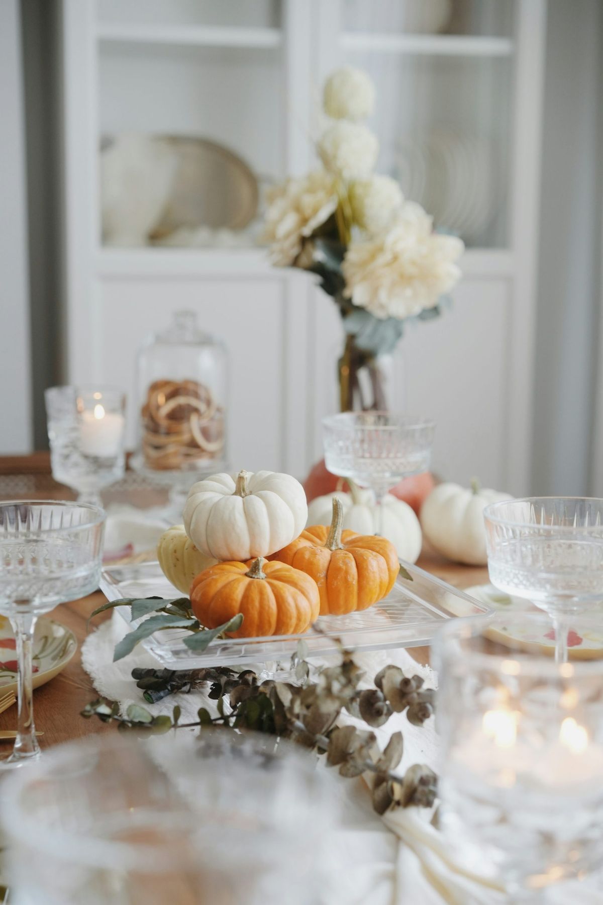 A table with a bunch of pumpkins on it - Free Photo on Unsplash