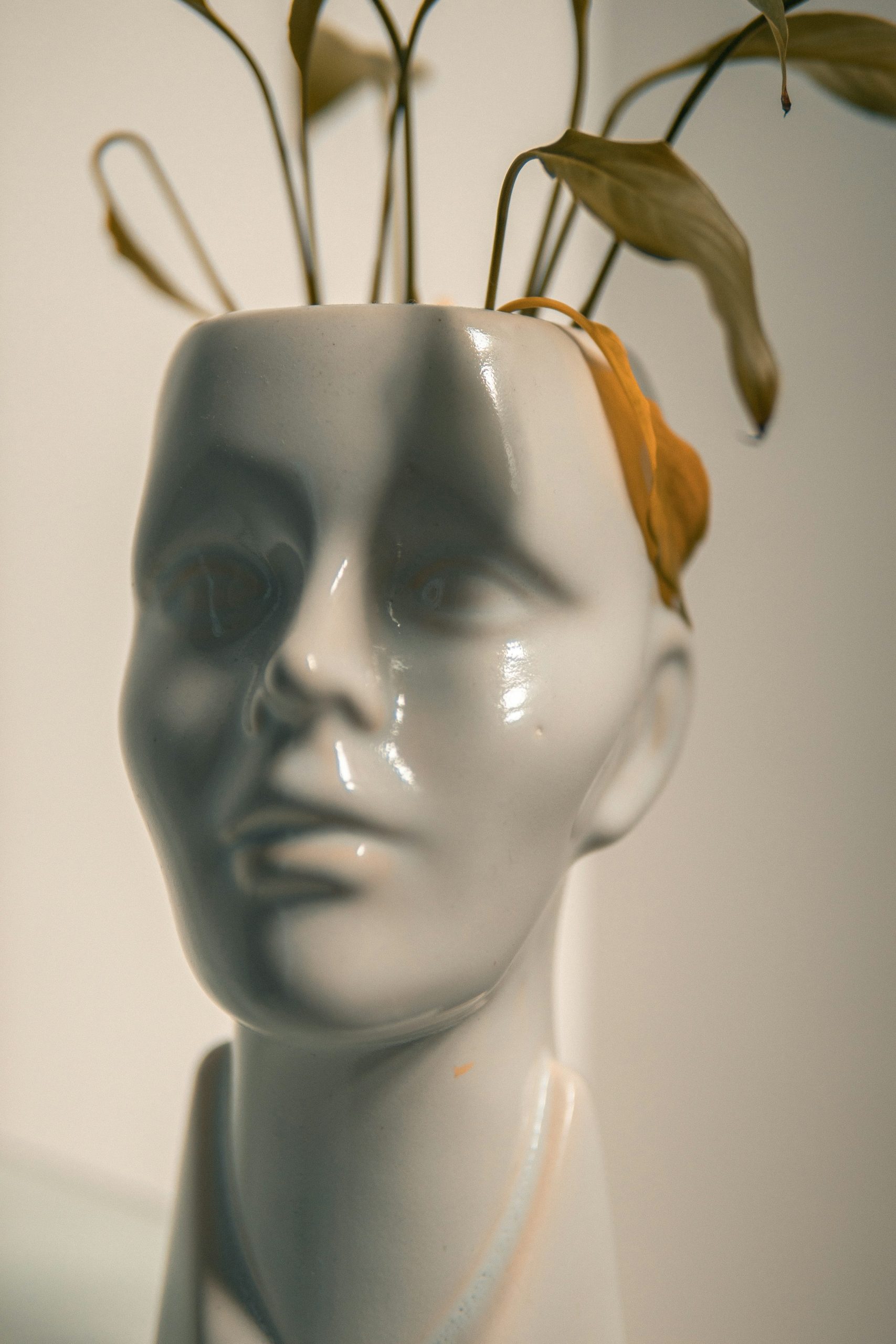 A white mannequin head with flowers in it - Free Photo on Unsplash