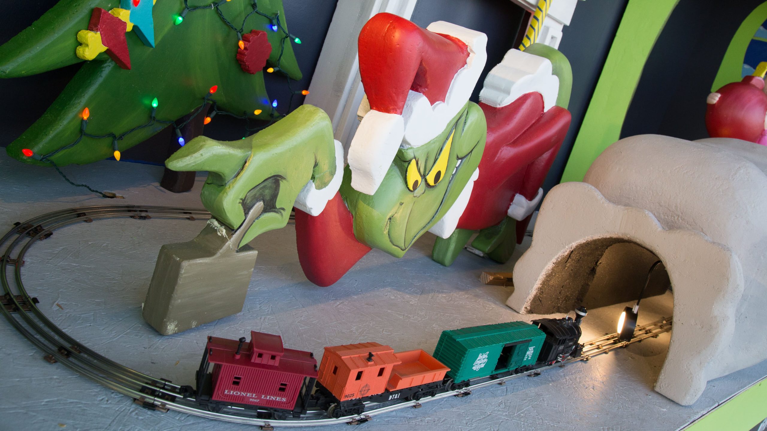 Acworth shop's window displays hold on to holiday traditions