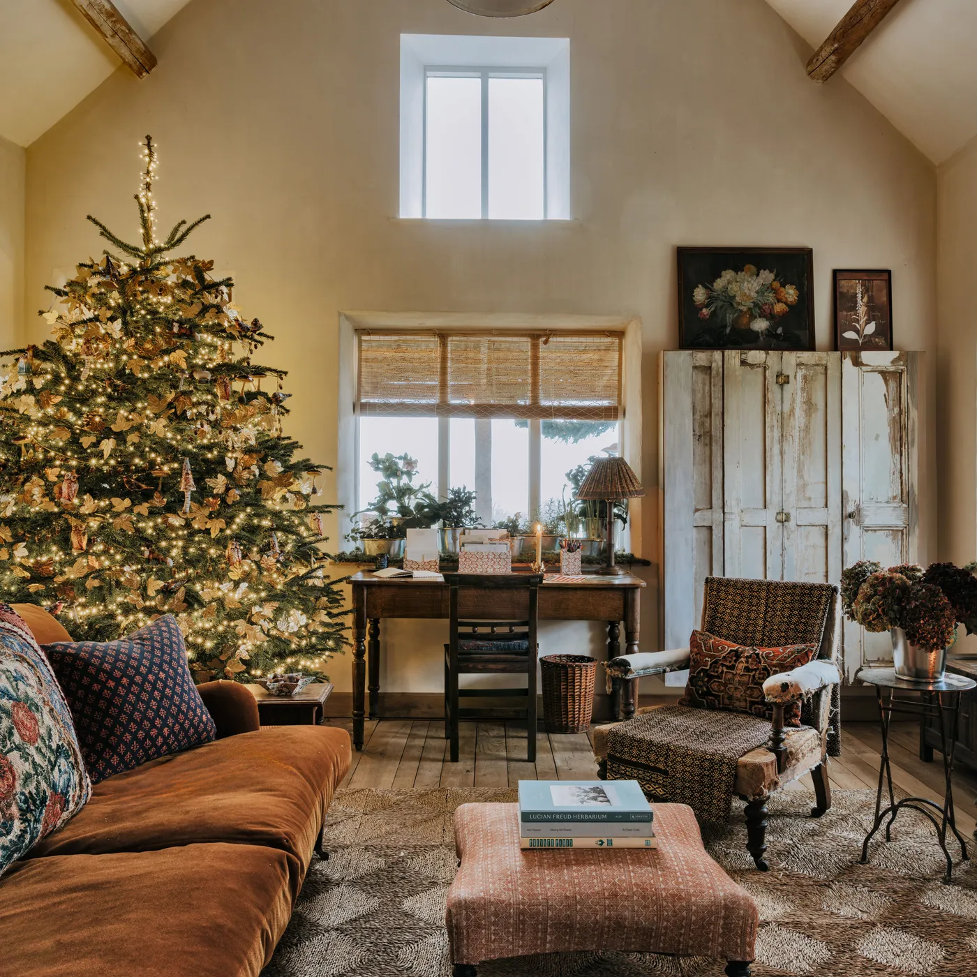 Amanda Brooks' charming Cotswold guest cottage decorated for Christmas | House & Garden