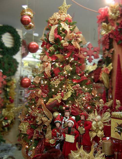 Beautiful Christmas Decor in Charming Old Fashioned Red Colors
