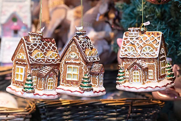 Bildagentur | mauritius images | christmas bauble, gingerbread house