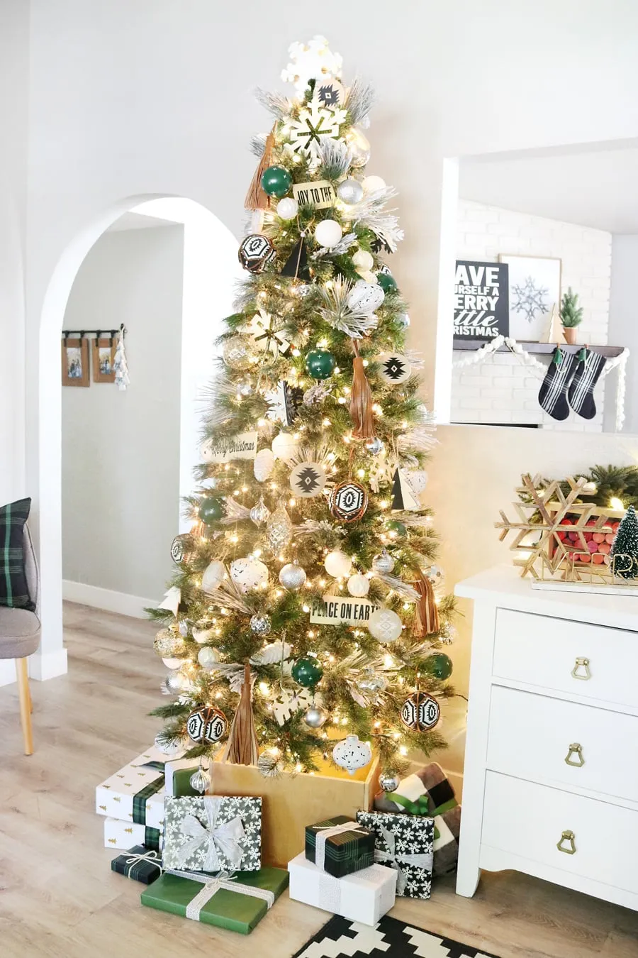 Black & White Modern Snowflake Christmas Tree Decor