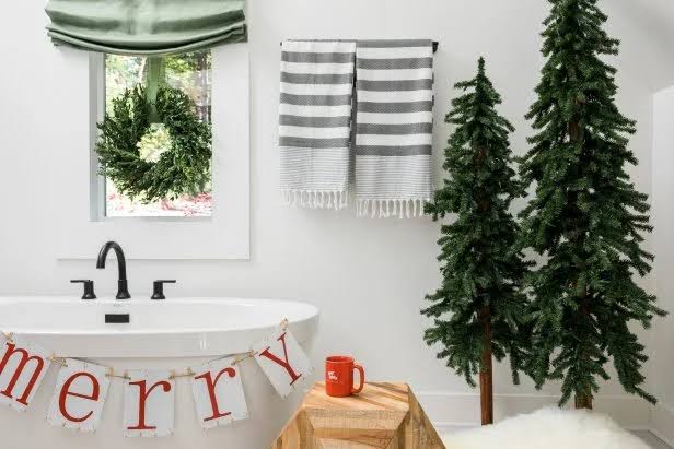 Christmas and Holiday Bathroom Decor Ideas | HGTV