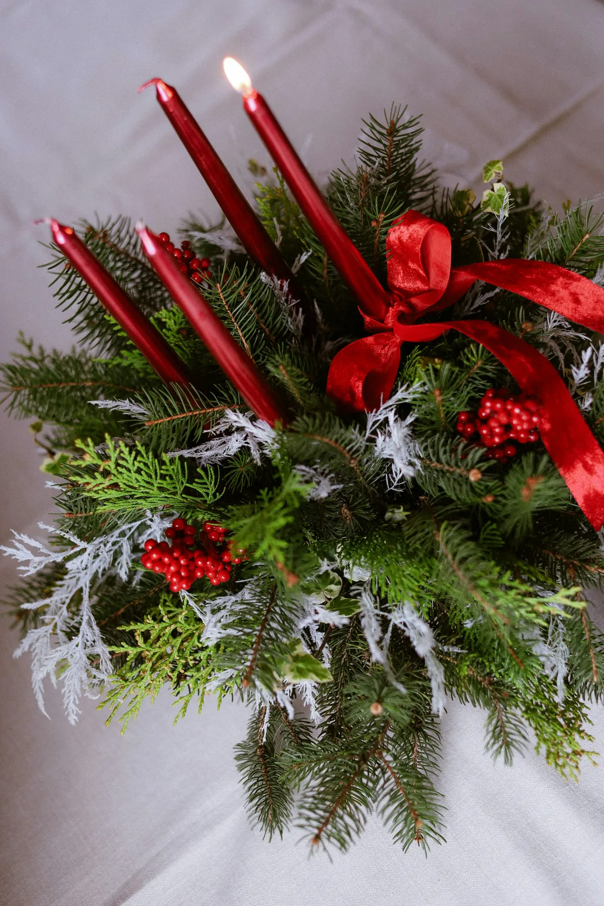 Christmas centerpiece with red candles and greenery - Free Photo on Unsplash