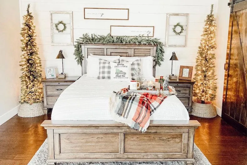 Christmas Homes - Cheerful Red and White Christmas Home Decor - Farmhousehub