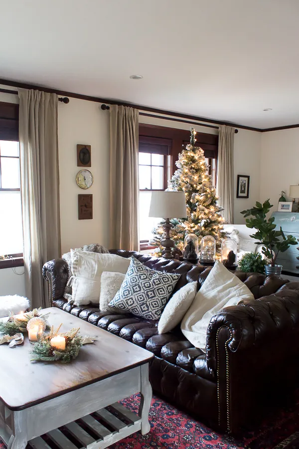 Christmas Living Room (2016) - Finding Silver Pennies