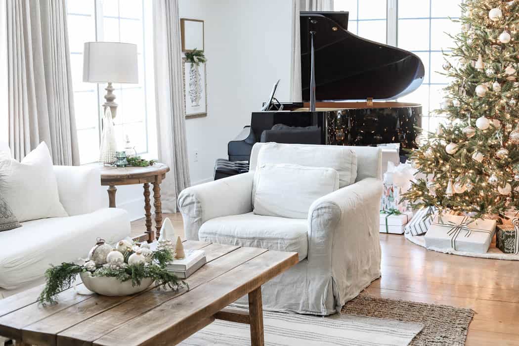 Christmas Living Room | 2022 - Rooms For Rent blog