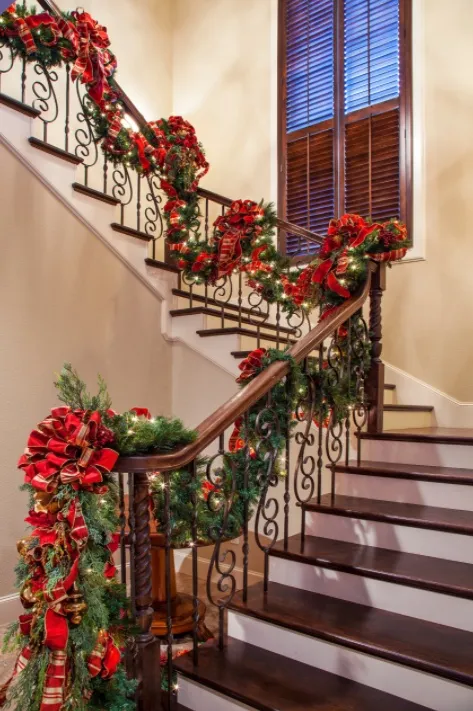 Christmas Stair Decorations – Beautiful Ideas To Spruce The Holiday