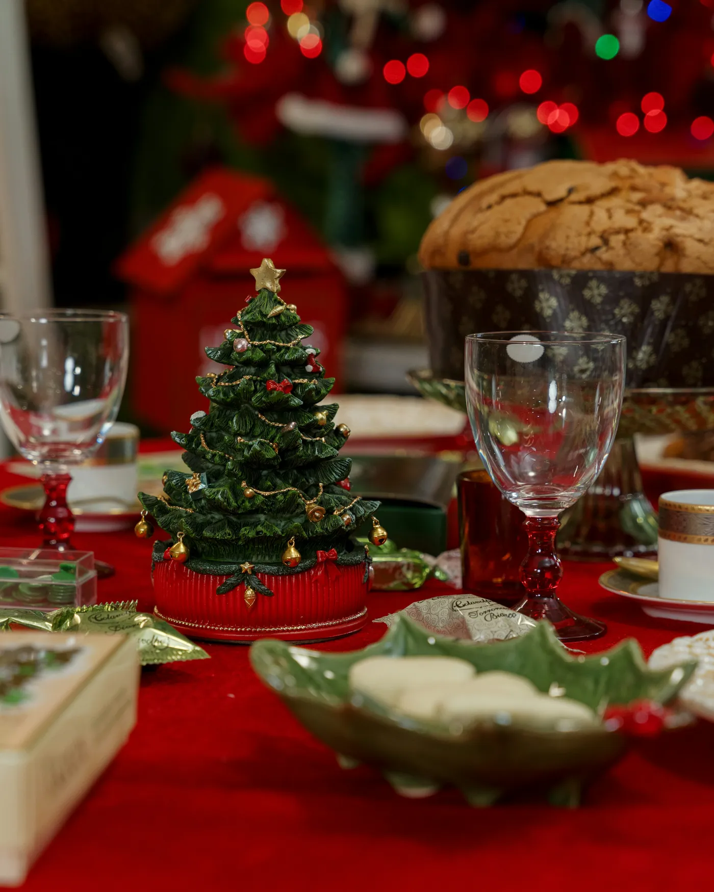 Christmas table setting with festive decorations and food - Free Photo on  Unsplash