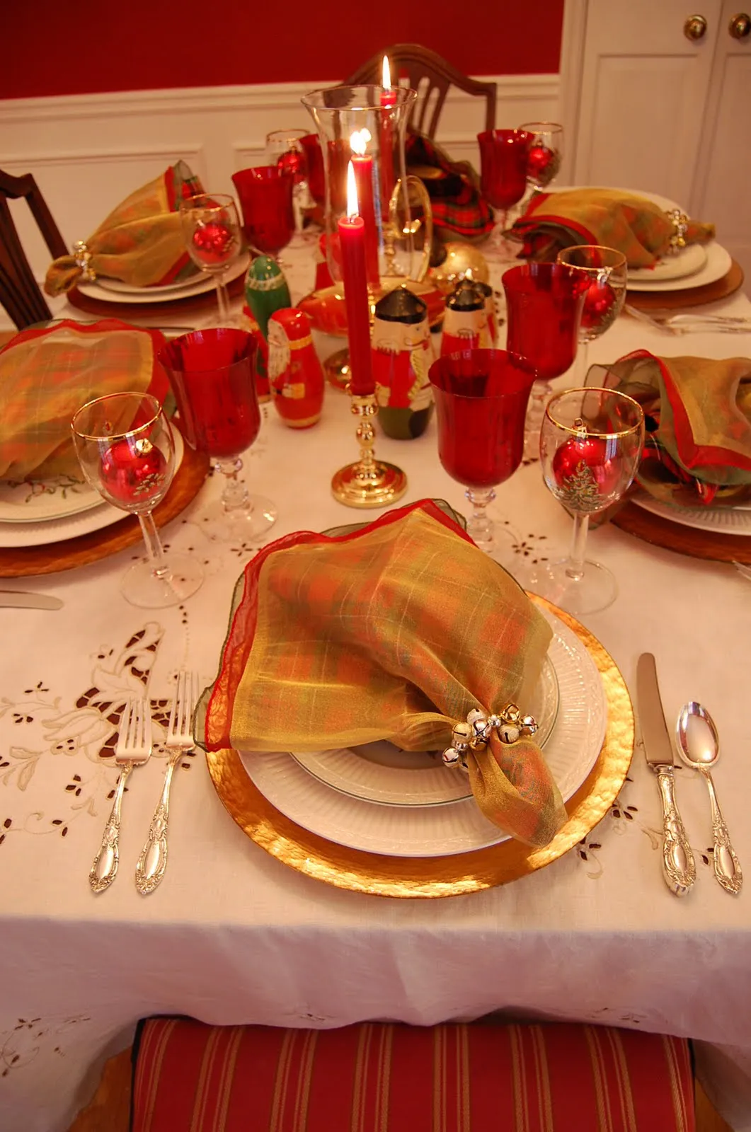 Christmas Table Setting with Topiary Centerpiece – Between Naps on the Porch