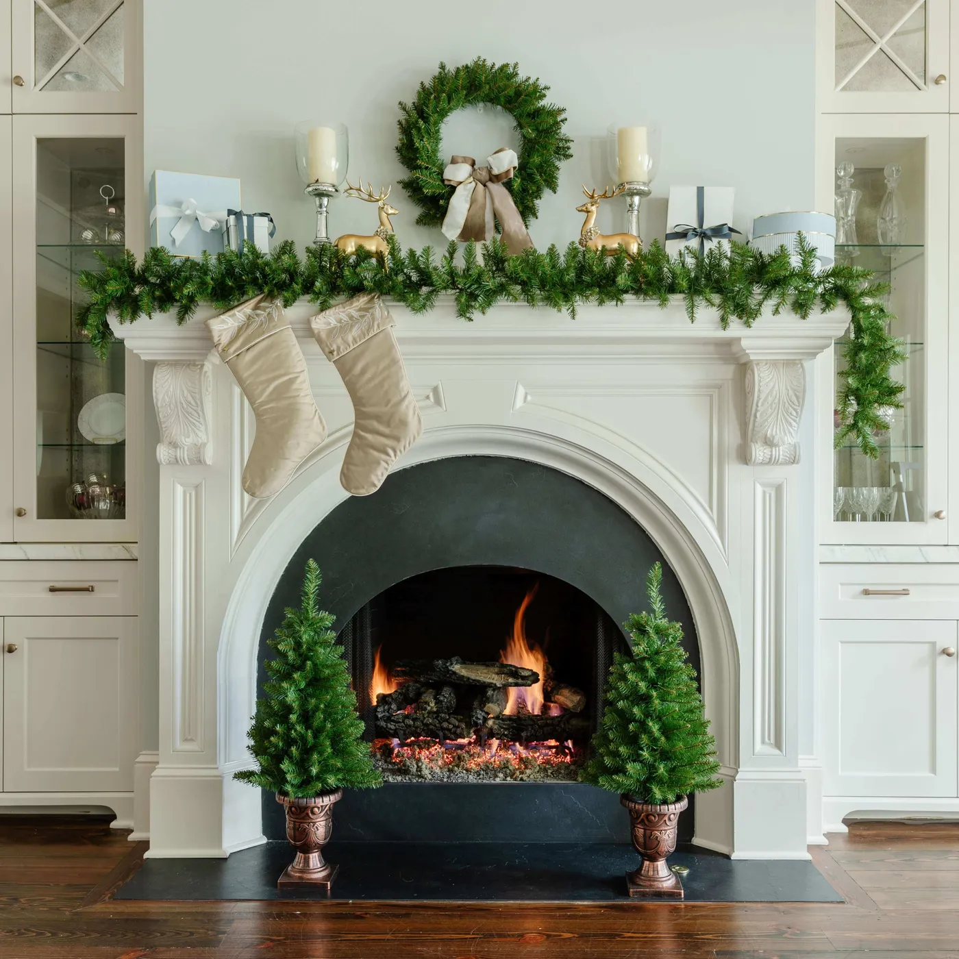 Christmas Tree Battery LED Indoor Garlands Lights Indoor/Outdoor  Battery-Operated Lighted Eucalyptus Garland – Plow Hearth