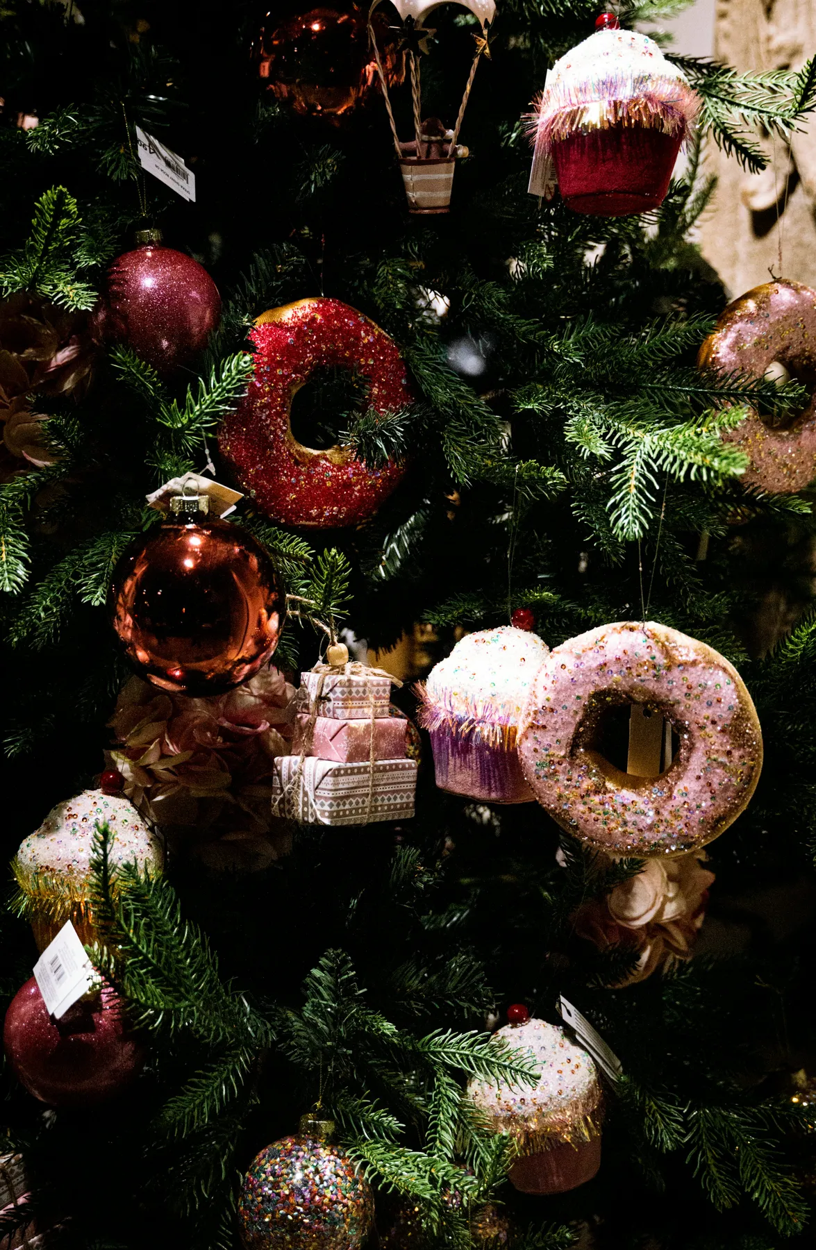 Christmas tree decorated with donut ornaments - Free Photo on Unsplash