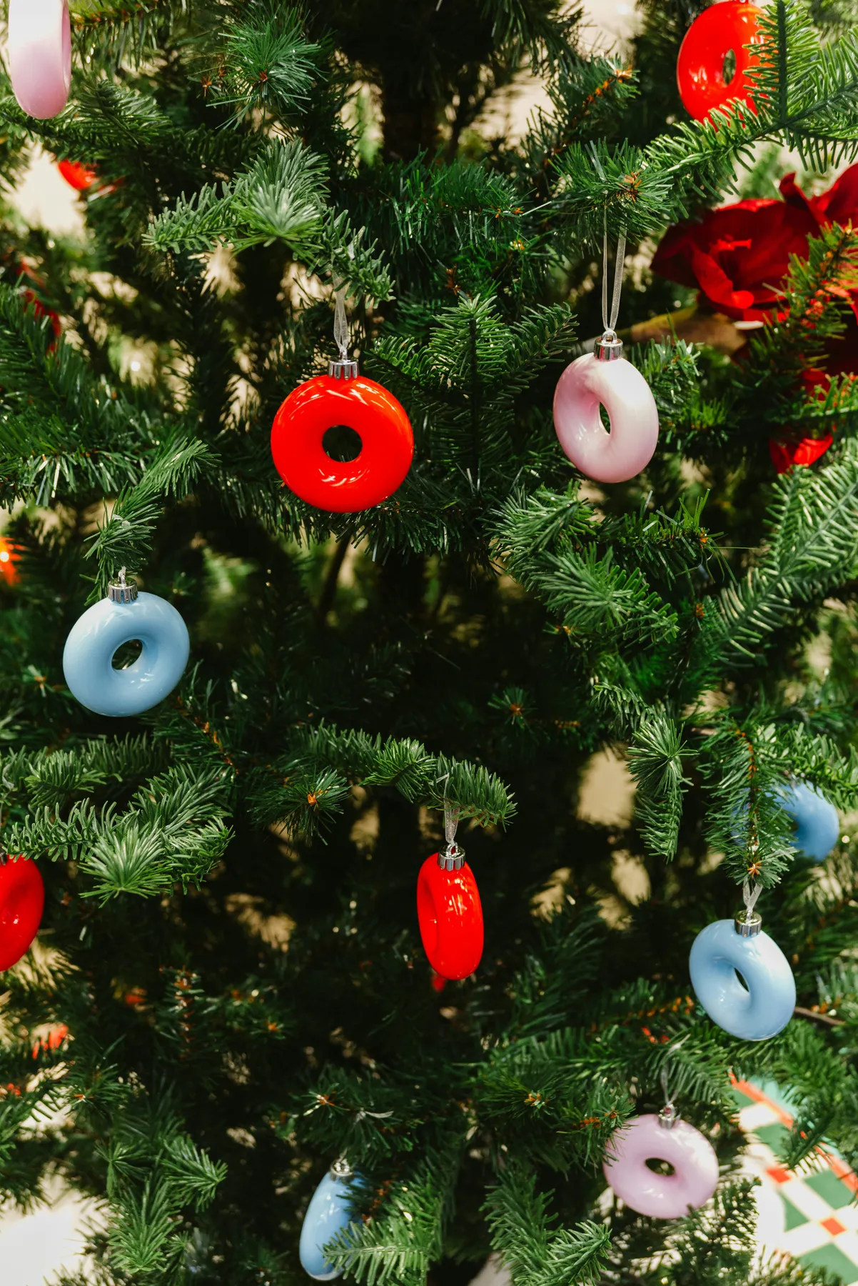 Christmas tree decorated with donut ornaments - Free Photo on Unsplash