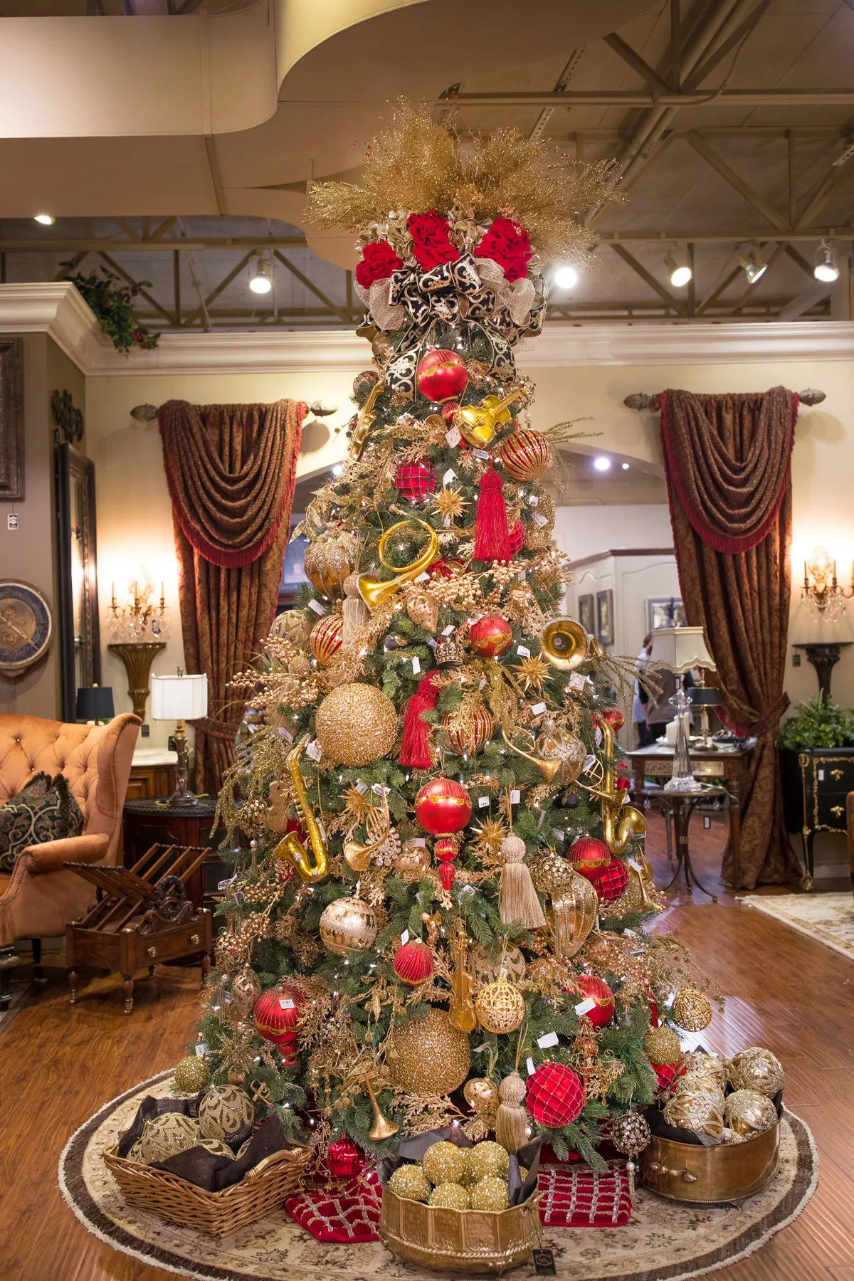 Christmas Tree Decorating - Linly Designs