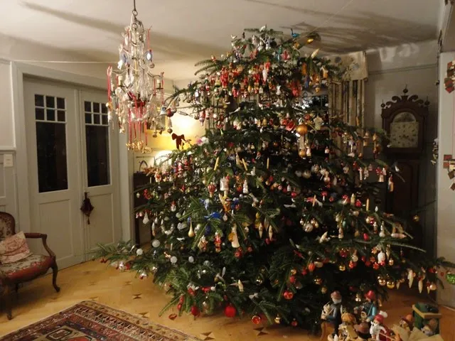 Christmas Tree Illuminated with Real Candles – Between Naps on the Porch