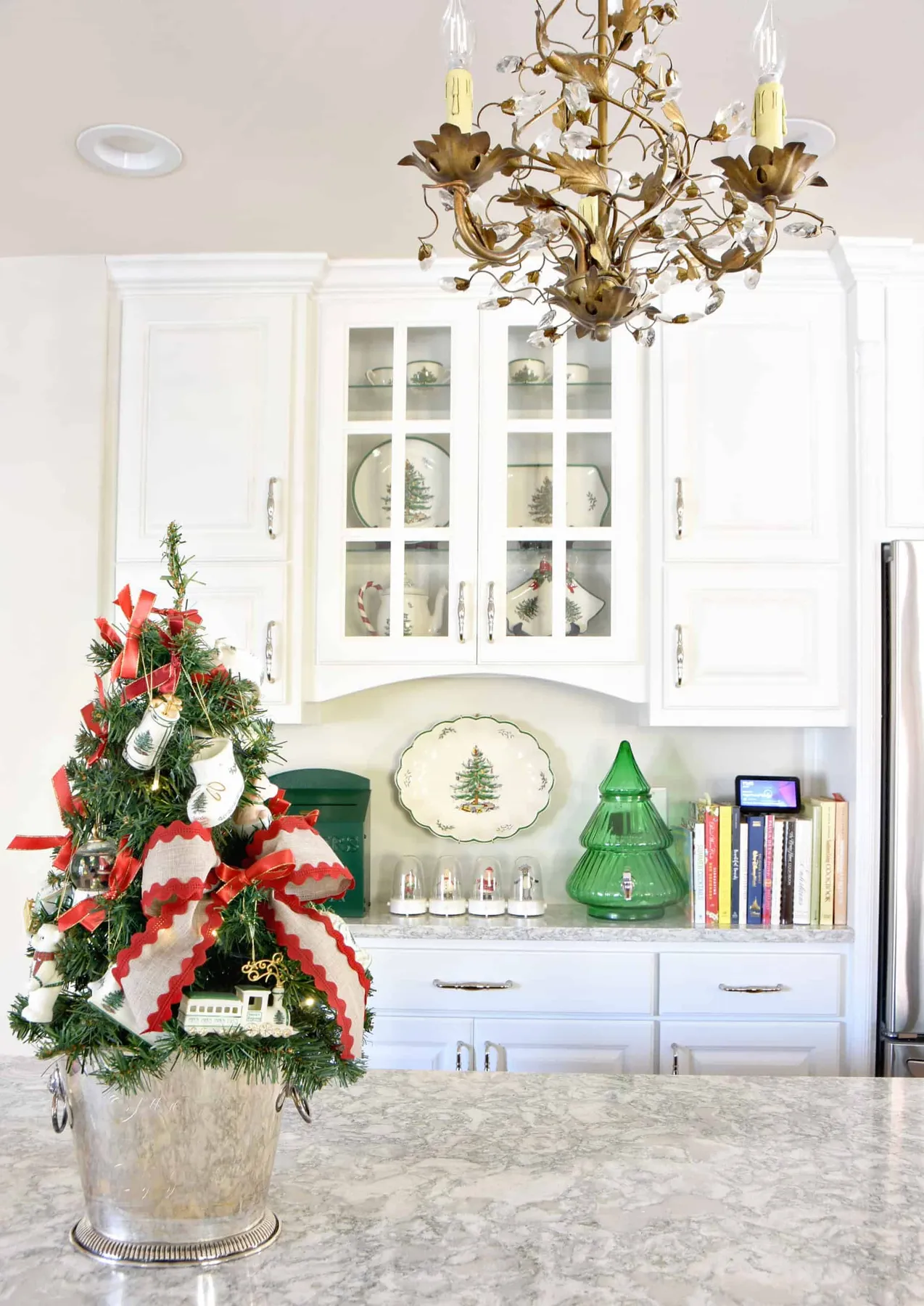 Classic Christmas Home Tour 2023 {Kitchen & Mud Room} – Dixie Delights