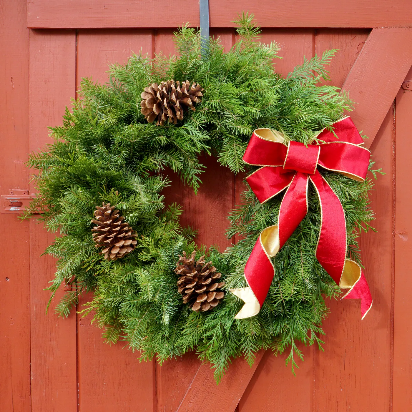 Classic Holiday Wreath – River Valley Wreaths