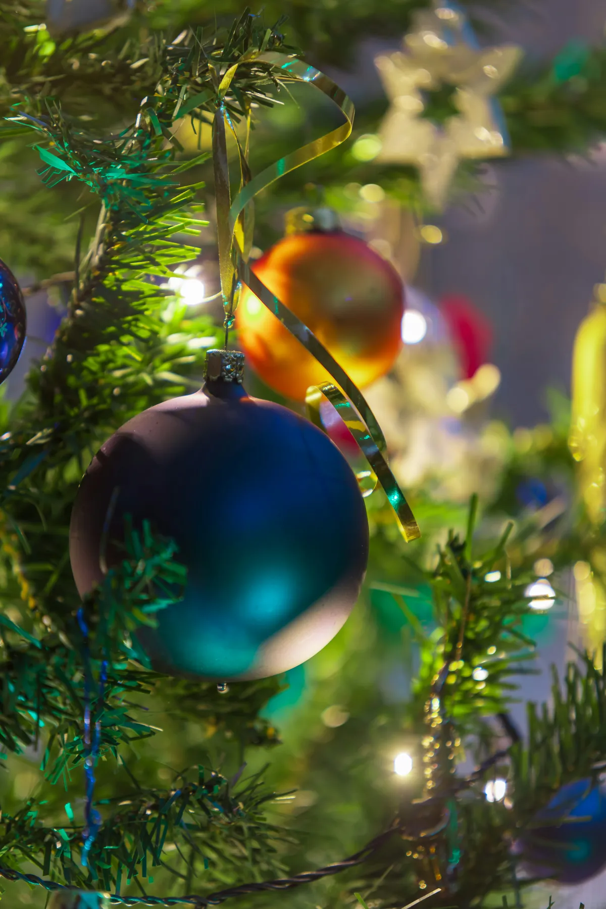 Close-up of a decorated christmas tree with ornaments - Free Photo on Unsplash