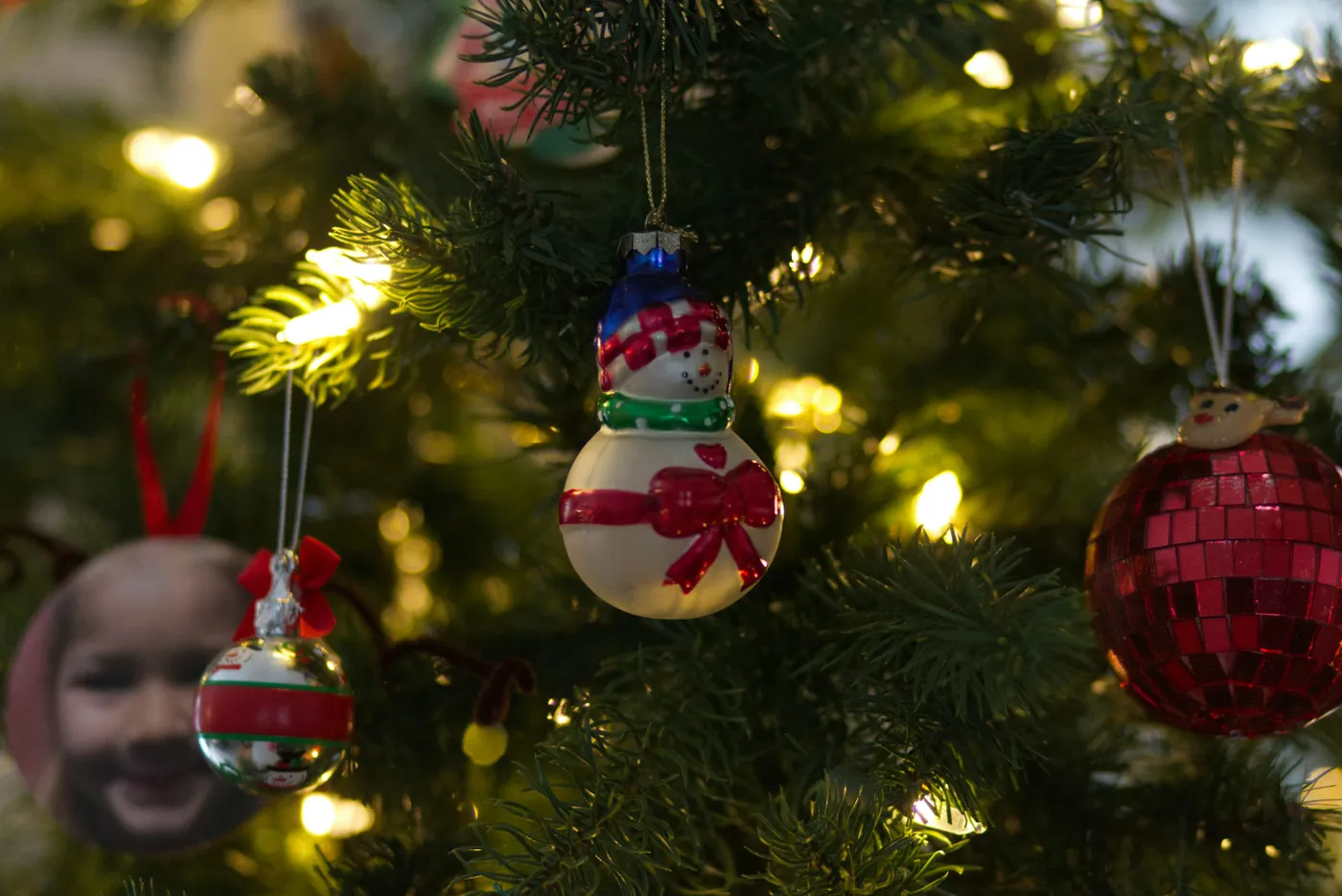 Close-up of festive christmas tree ornaments with ornaments - Free Photo on Unsplash